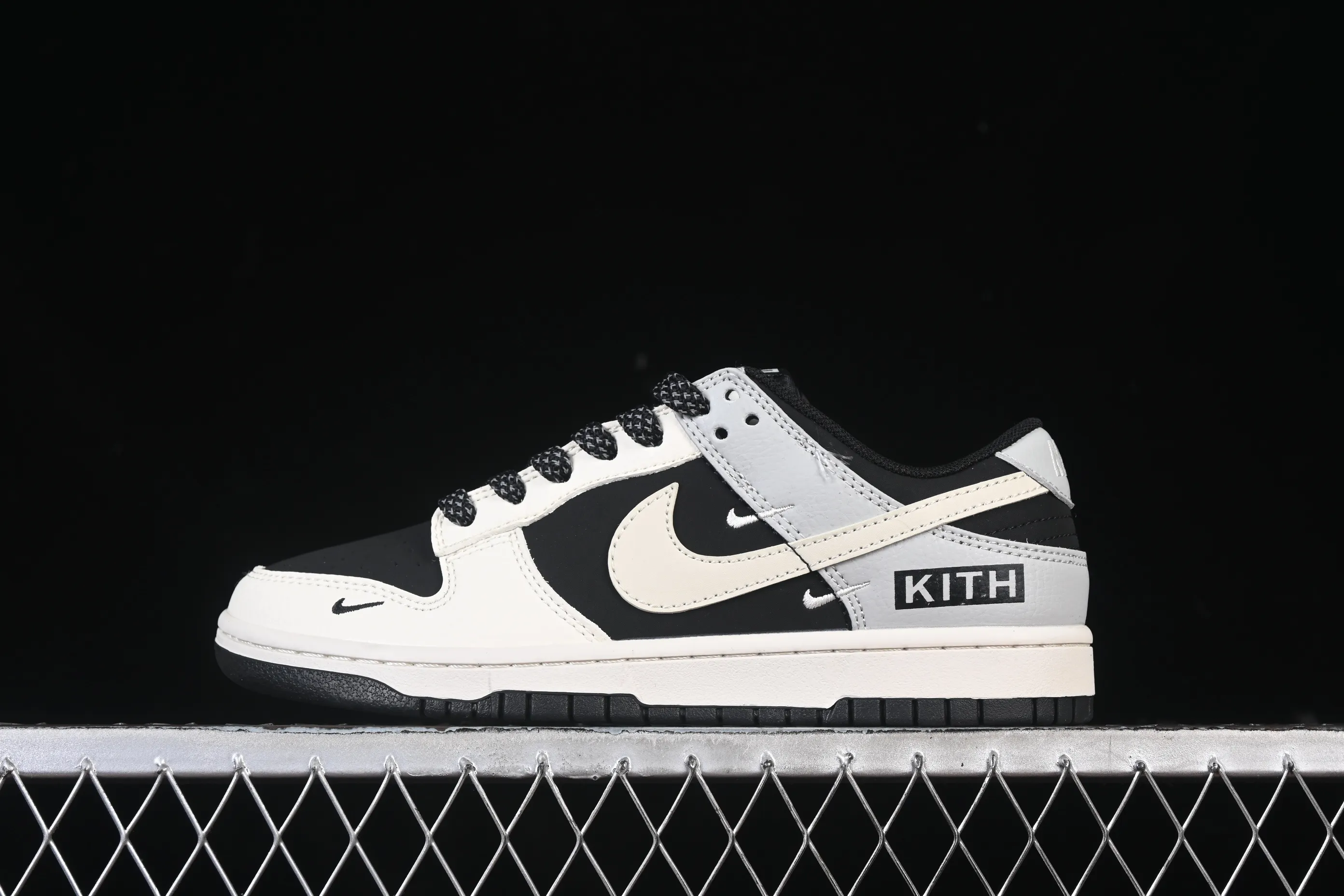All categories Nk SB Dunk Series Nk SB Dunk Low High-end customized low-top sneakers Nike SB Dunk Low Kith joint beige black and gray three hooks Air Force One low-top casual sneakers QW5836-012